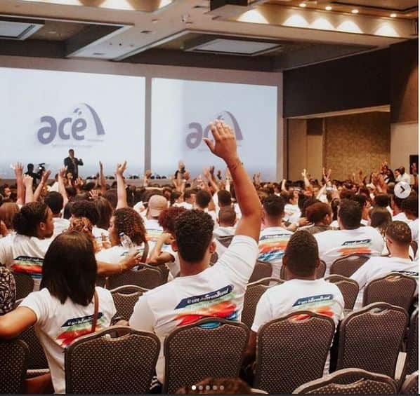 FERIA de empleo para intercambio cultural salon lleno de personas