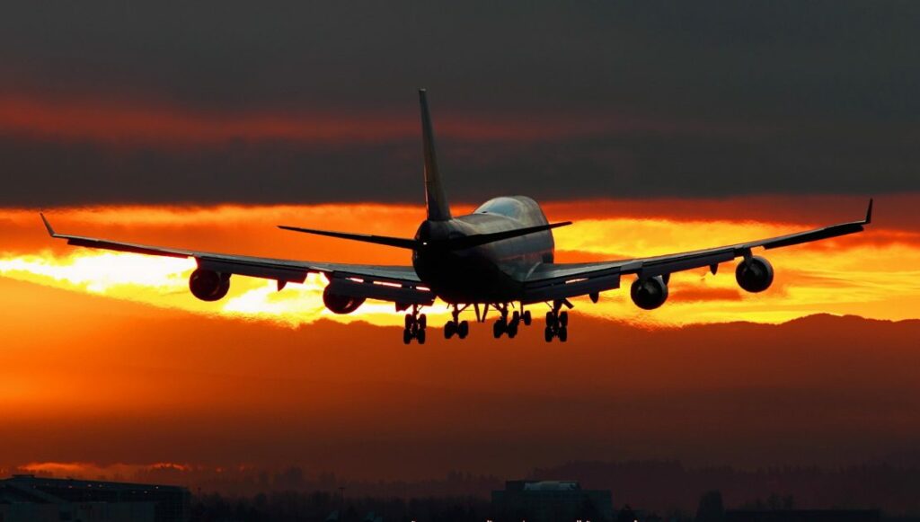 avion despegando con estudiantes que aplicaron al summer work de ace international