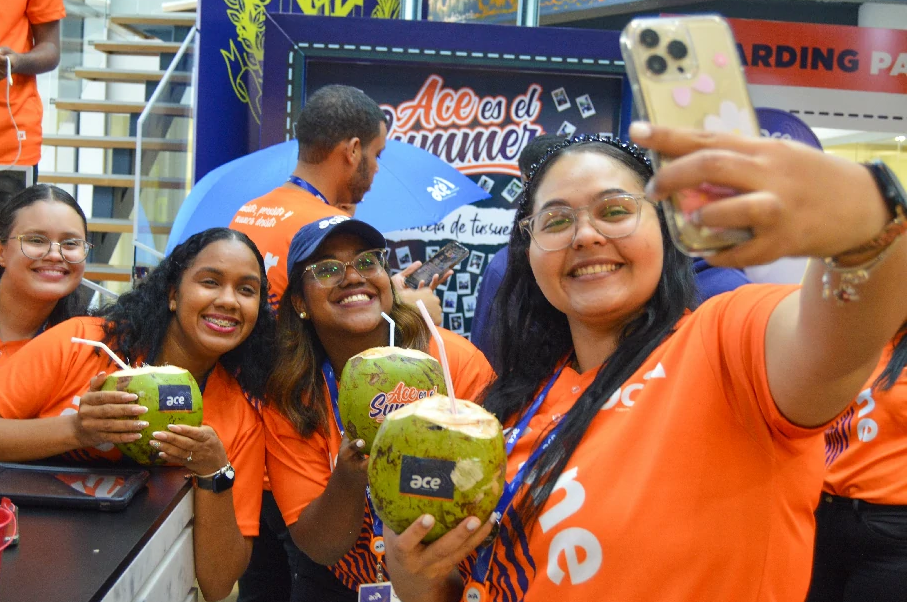 Los acepertos participando en actividades y premiaciones de la empresa ACE