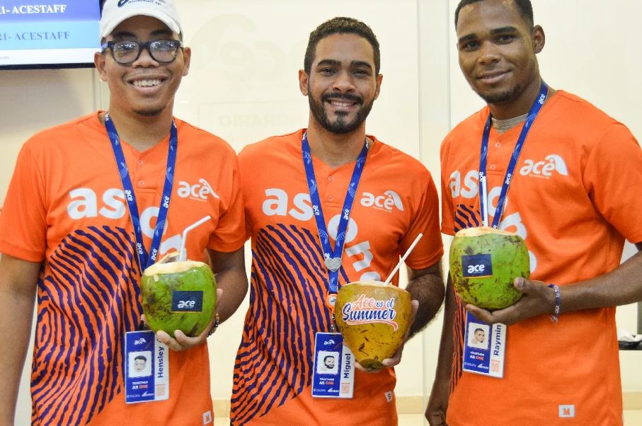 Los acepertos participando en actividades y premiaciones de la empresa ACE