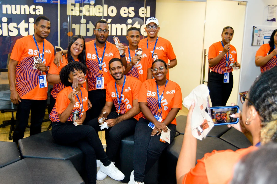 Los acepertos participando en actividades y premiaciones de la empresa ACE
