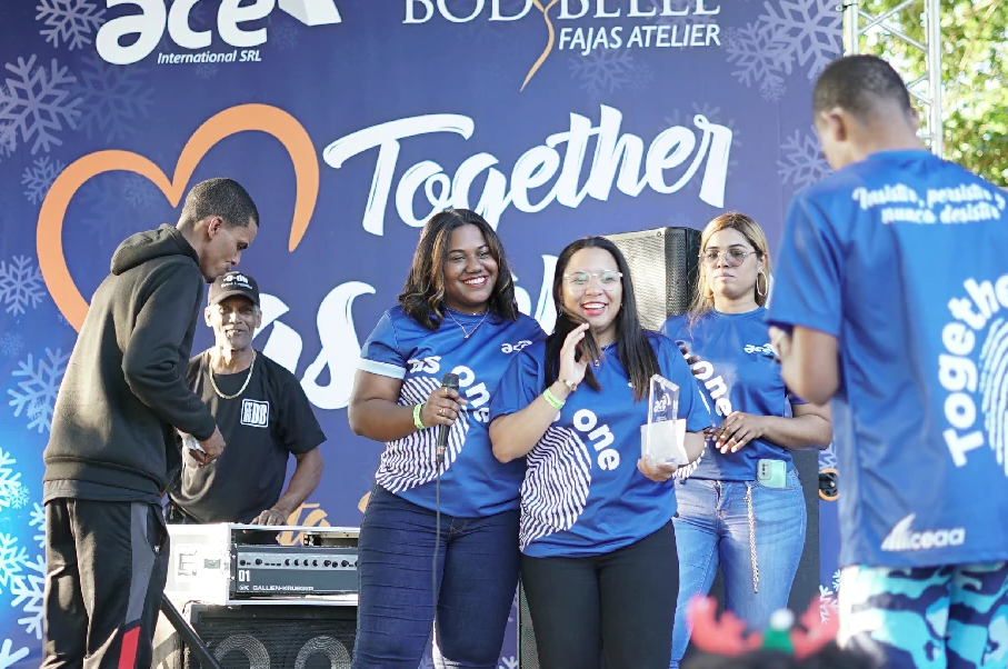 Los acepertos participando en actividades y premiaciones de la empresa ACE