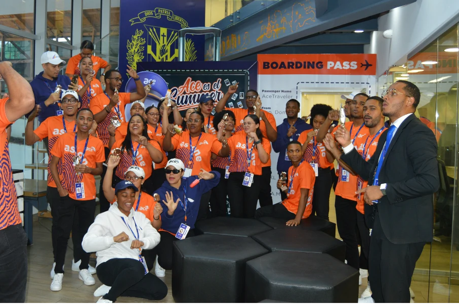 Los acepertos participando en actividades y premiaciones de la empresa ACE