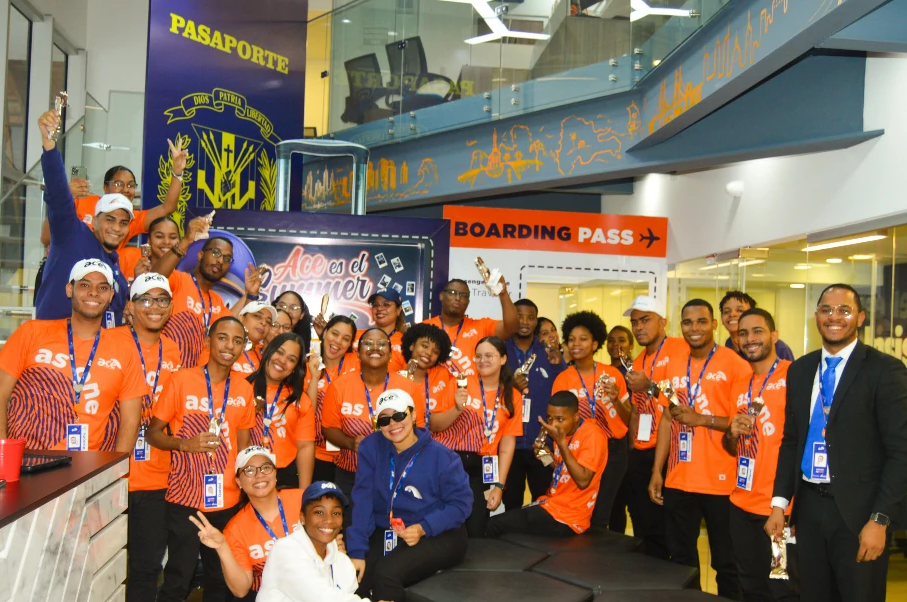 Los acepertos participando en actividades y premiaciones de la empresa ACE