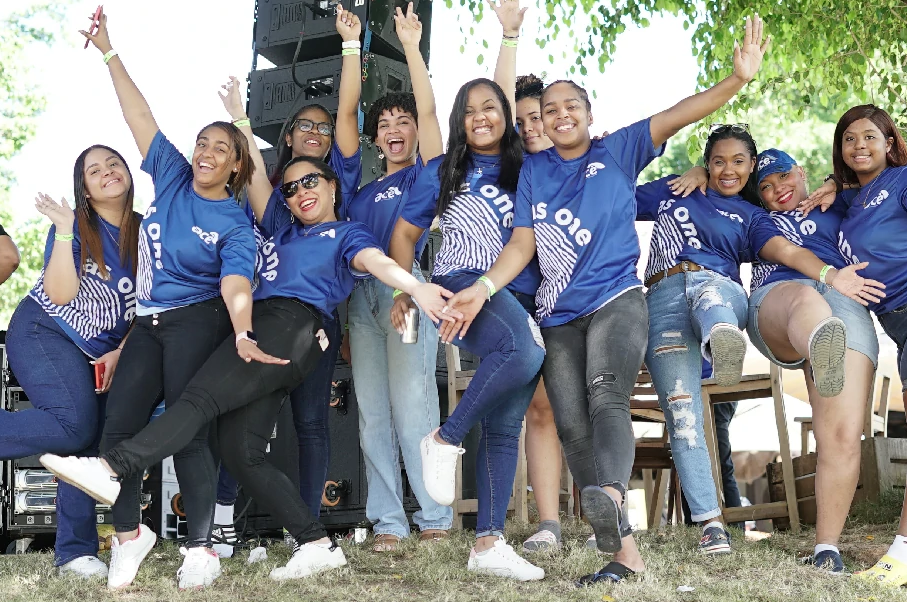 Los acepertos participando en actividades y premiaciones de la empresa ACE